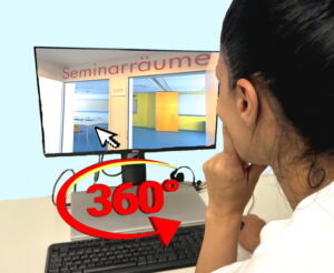 Eine Person schaut auf einen Bildschirm, auf diesem sieht man offene Seminarraumtüren. auf dem Bild ist noch ein Pfeil Symbol und die Zahlenangabe 360 Grad