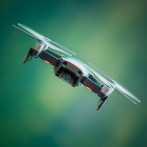 Eine Drohne fliegt frontal auf den Betrachter zu.
