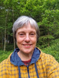 Tatjana Schnütgen in einem Wald.