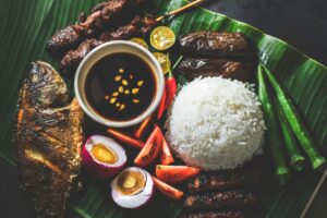 bunter Teller mit asiatischem Essen
